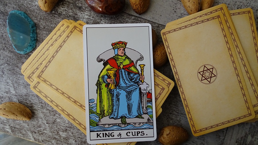 Meet The King and Queen of Cups - Tarot Thrones